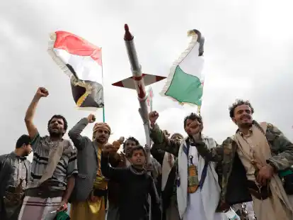 Anh&auml;nger der Huthi in Sanaa. Die Huthi agieren nach eigenen Angaben aus Solidarit&auml;t mit der islamistischen Hamas im Gazastreifen und richten ihre Attacken auf Frachter mit angeblicher Verbindung zu Israel, den USA oder Gro&szlig;britannien.