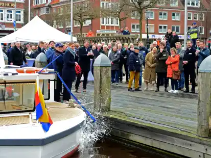 Emdens Wirtschaftsf&ouml;rderin Martje Merten (im Vordergrund) taufte das neue Hafenboot.