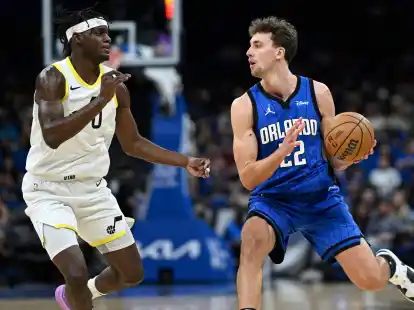 Franz Wagner (r) f&uuml;hrte seine Orlando Magic gegen die Toronto Raptors zum Sieg.
