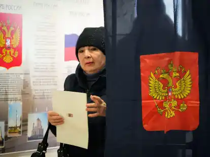 Stimmabgabe in einem Wahllokal in St. Petersburg.