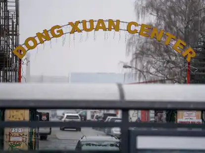 Das Eingangstor zum Dong Xuan Center.