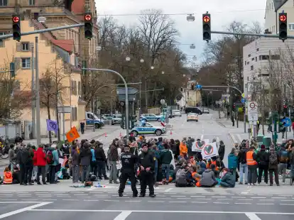Aktivistinnen und Aktivisten der Letzten Generation blockieren eine Kreuzung in Regensburg.