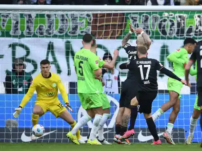 Der Augsburger Kristijan Jakic (Nr. 17) trifft zum zwischenzeitlichen 2:1.