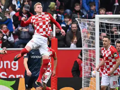 Der Mainzer Jonathan Burkardt jubelt nach seinem Elfmeter-Treffer zum 1:0.