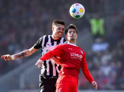 Der Gladbacher Julian Weigl (l) im Kopfballduell mit Nikola Dovedan.