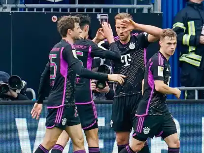 Die Bayern um Torsch&uuml;tze Harry Kane (2.v.r.) setzten sich in Darmstadt durch.