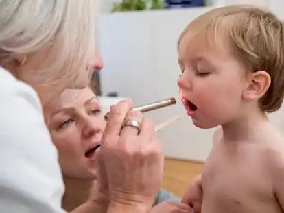 Kinderarzt-Termine sind in Friesland heiß begehrt, die ansässigen Mediziner haben alle Hände voll zu tun, ihren kleinen Patienten gerecht zu werden.