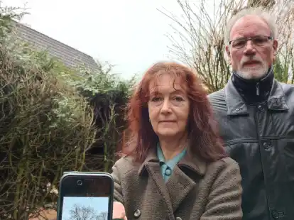 Heidi und Karl Heinz Henken aus Wiesmoor sind traurig, weil eine alte Linde gef&auml;llt worden ist. Auf dem Handyfoto ist der Baum noch zu sehen. Nun fordert das Ehepaar eine Baumschutzsatzung.