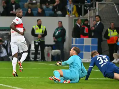 VfB-Torj&auml;ger Serhou Guirassy (l) dreht nach seinem Treffer zum 2:0 jubelnd ab.