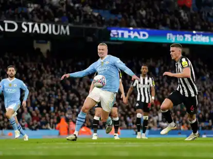 Erling Haaland (M.) erreichte mit Manchester City das Halbfinale.