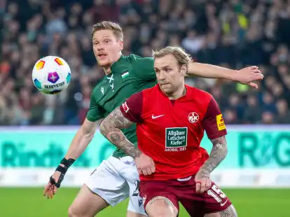 Marcel Halstenberg (l) im Zweikampf mit FCK-Profi Tymoteusz Puchacz.