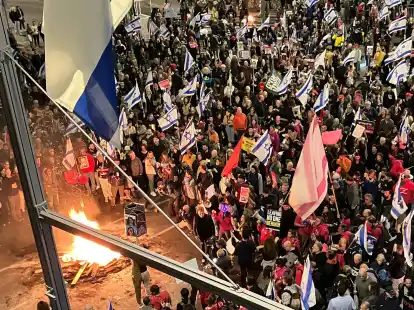 Tausende Menschen haben in Tel Aviv und anderen israelischen St&auml;dten gegen die Regierung von Ministerpr&auml;sident Netanjahu demonstriert.