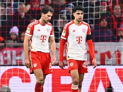 Leon Goretzka (l) von M&uuml;nchen und sein Teamgef&auml;hrte Aleksandar Pavlovic stehen auf dem Rasen.