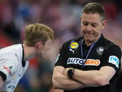 Deutschlands Bundestrainer Alfred Gislason (r) und Marian Michalczik stehen am Spielfeldrand.