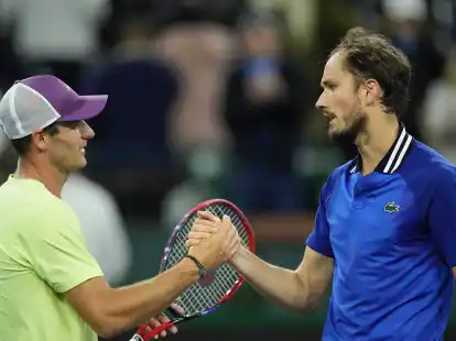 Der US-Amerikaner Tommy Paul (l) gratuliert Daniil Medwedew nach deren Halbfinal-Match.