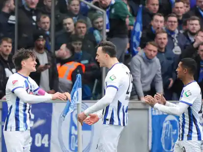 Fabian Reese (l) und Hertha BSC&nbsp;schossen Schalke 04 tiefer in den Abstiegskampf.
