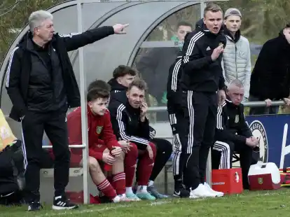 Pewsums Co-Trainer Klaus Bergmann (links) zeigt die Richtung an, Chefcoach Petersen (stehend, rechts) gestikuliert.