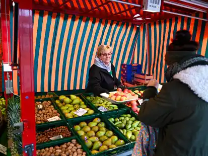 Uta Sch&uuml;rmann verkauft Obst und Gem&uuml;se am Stand von Eckhard Hillers auf dem Zeteler Wochenmarkt.