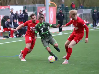 Der VfL Wildeshausen um Rene Tramitzke (links) und Ole Volkmer (rechts) gewann gegen Abbehausen (am Ball: Julian Milz) mit 2:1.