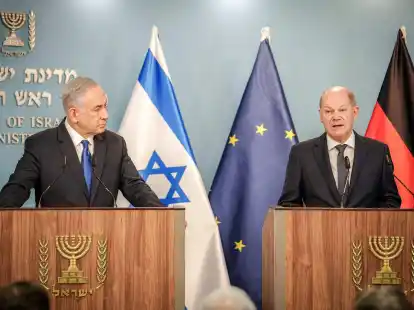 Bundeskanzler Olaf Scholz und Ministerpr&auml;sident Benjamin Netanjahu (l) geben in Jerusalem ein gemeinsames Pressestatement.