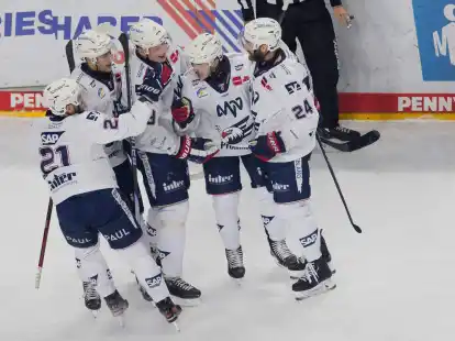 Die Adler Mannheim gewinnen Spiel eins der Viertelfinal-Serie in Berlin deutlich mit 7:1.