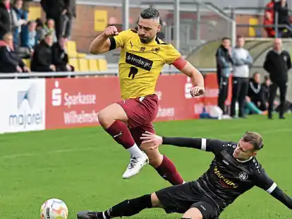 Im Heimspiel gegen den FC Schüttorf mussten sich Kemaluddin Gruda (in gelb) und der SV Wilhelmshaven mit einem 1:1-Remis zufriedengeben.