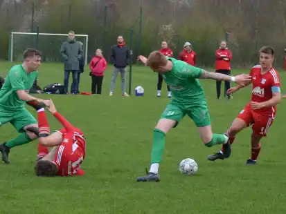 Kamen auch gegen Nordhorn zu Fall: Die Fußballer des VfL Stenum (rote Trikots) kassierten am Sonntag eine 2:3-Heimniederlage.