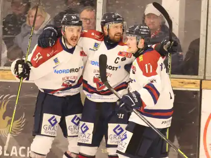 Die Spieler des Eishockey-Regionalligisten ECW Sande feiern durch einen 4:1-Erfolg in Timmendorf den Einzug ins Playoff-Finale um die Meisterschaft.