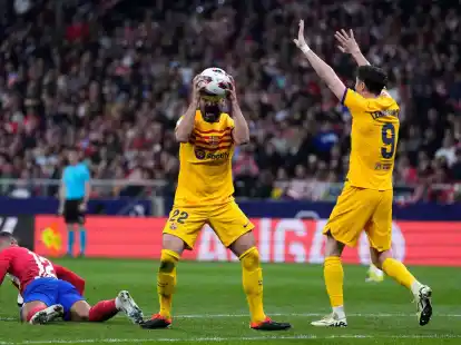 Barcelonas lkay G&uuml;ndoğan (M) und Robert Lewandowski (r) &auml;rgern sich &uuml;ber eine Schiedsrichterentscheidung.