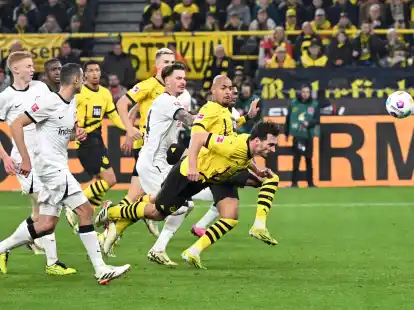Dortmunds Mats Hummels (r) k&ouml;pft den Ball zum 2:1.