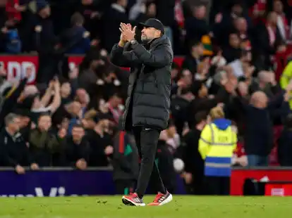 Liverpool-Trainer J&uuml;rgen Klopp applaudiert den Fans.