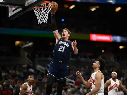 Orlando Magic Center Moritz Wagner wirft.