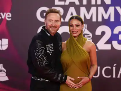 Bei den Latin Grammy Awards in Sevilla posierten David Guetta und seine Jessica mit dem Babybauch.