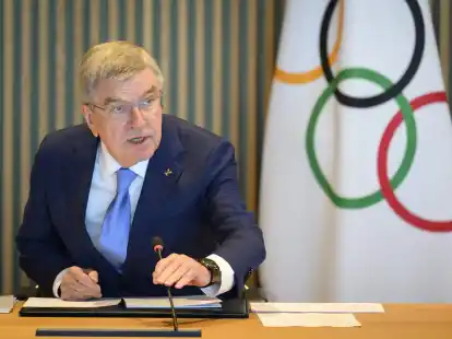 Das IOC um Pr&auml;sident Thomas Bach will dar&uuml;ber entscheiden, ob russische Sportler in Paris an der Er&ouml;ffnungsfeier teilnehmen d&uuml;rfen.