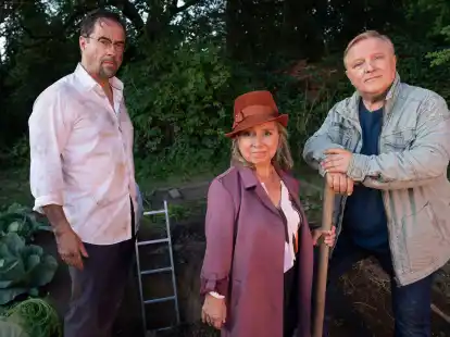 Prof. Karl-Friedrich Boerne (l-r, Jan Josef Liefers), Silke Haller (ChrisTine Urspruch) und Frank Thiel (Axel Prahl) beim G&auml;rtnern.