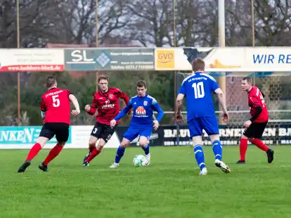 Der SV Molbergen II (rote Trikots) gastierte am Sonntag beim SV Altenoythe II.