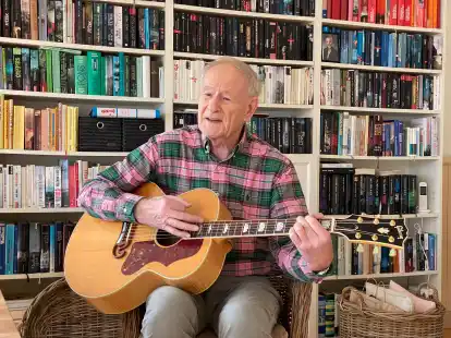 Ideen f&uuml;r neue Lieder kommen ihm beim Spielen mit der Gitarre: J&uuml;rgen C. Maier.
