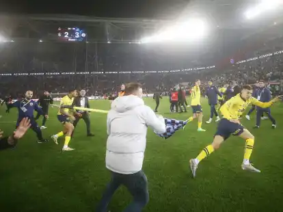 Anh&auml;nger von Trabzonspor hatten nach dem 2:3 gegen Fenerbahce Istanbul den Platz gest&uuml;rmt und Spieler und Trainer des Gegners angegriffen.