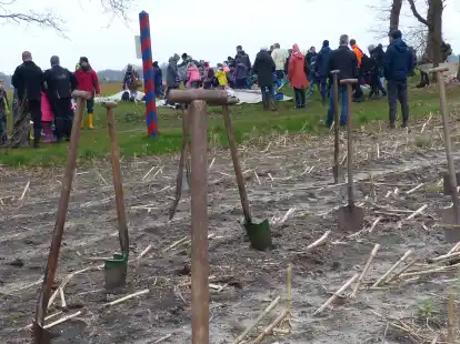 Die Arbeitsger&auml;te f&uuml;r die Pflanzaktion stehen schon bereit, als die Schulkinder am Maisacker eintrafen, der bald zum Mischwald wird.
