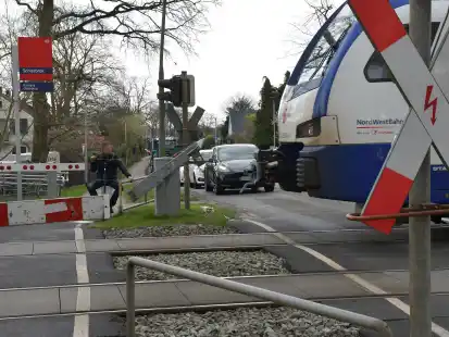 Nach dem Unfall am Bahn&uuml;bergang der Bahnhofstra&szlig;e in Schierbrok: Eine der Halbschranken war am Freitagmittag abgebrochen.