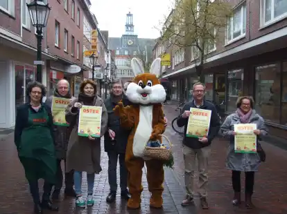 Stellten das Programm f&uuml;r den Ostermarkt vor: D&ouml;rte Tilling, Diethelm Kranz, Maike Klingenberg, Gerhard Teerling, Jutta Ludolph (als Osterhase), Ewald W&uuml;bbena und Susanne Strohdiek.