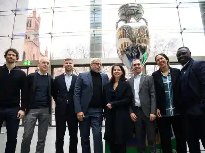 &laquo;Wir feiern bei der EM den Fu&szlig;ball mit unseren Werten von Vielfalt, Respekt und Regeln&raquo;, sagt Au&szlig;enministerin Annalena Baerbock (4.v.r.).