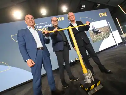 Drehen einen symbolischen Schieberschlüssel für die Energiewende: Stefan Dohler (von links), Christian Meyer und Stephan Weil