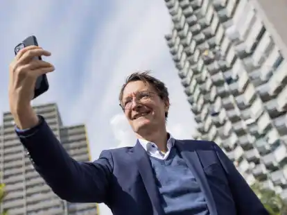 Bundesgesundheitsminister Karl Lauterbach ist jetzt auch auf der Kurzvideo-Plattform Tiktok aktiv.