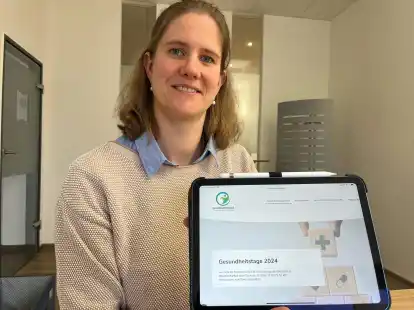 Rabea Keck zeigt ihre Internetseite: Sie veranstaltet im September erstmals Gesundheitstage in Westerholt.