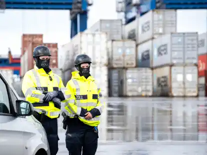 Drogenkontrolle im Hafen von Bremerhaven: Polizei und Zoll haben nach Angaben des Bundeskriminalamts im Jahr 2023 deutschlandweit so viel Kokain gefunden wie nie zuvor. (Symbolbild)