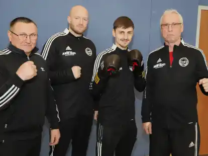 Der  Verein &bdquo;Olymp Saterland (BO)&ldquo; richtet erstmals ein eigenes Boxturnier aus. Nach einer Kampfpause wird erstmals wieder Anton Neumann (Dritter von links) in den Ring steigen. Das Turnier bereiten  (v.l.) Johannes Neumann, Johannes L&uuml;ken und Alexander Gorodilov vor.