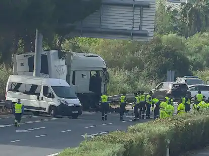 Rettungskr&auml;fte an der Unfallstelle an der Autobahn AP-4 unweit von Sevilla im S&uuml;den des Landes: Ein LKW erfasste mehrere Menschen.