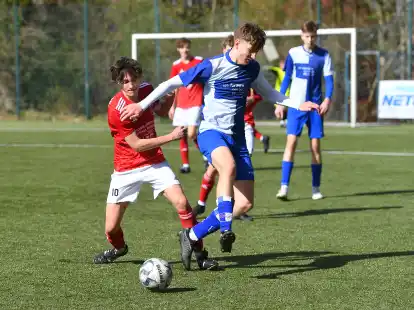 Dejan Arian Harms (in Rot) und die B-Junioren des Heidmühler FC bestimmten das Spitzenspiel gegen den JFV Varel über weite Strecken.
