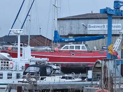 Die feuerrote &bdquo;Freydis&ldquo; der ostfriesischen Weltumsegler Heide und Erich Wilts ist eine der bekanntesten Yachten Deutschlands. Derzeit steht sie auf dem Kai der Bootswerft Borssum und wird f&uuml;r die neuen Besitzer hergerichtet.